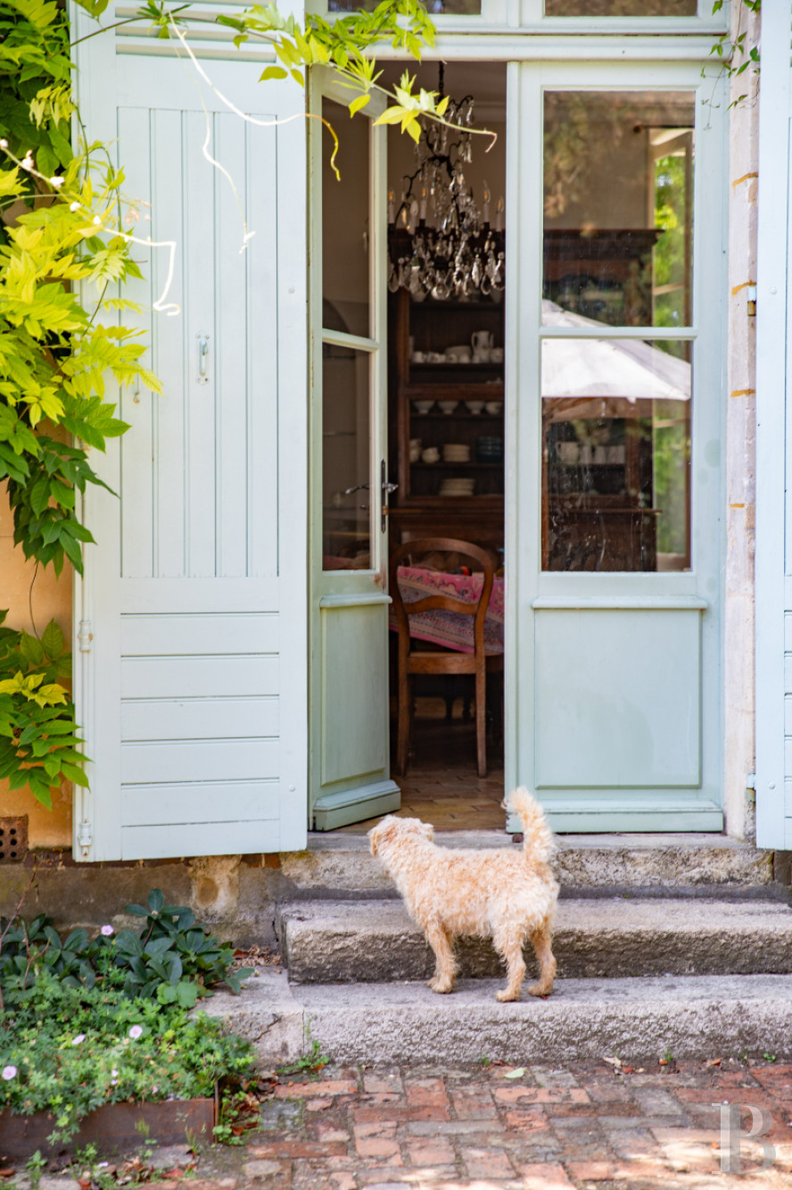 Dans le Perche, au nord-est de Bellême, une maison des 18e et 19e siècle au milieu de grands arbres  - photo  n°12